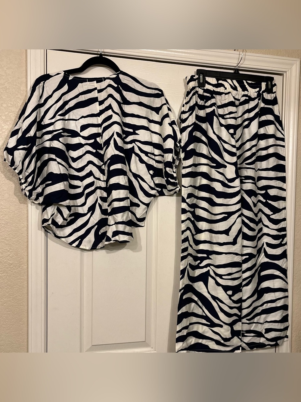 NWOT Zebra Print Crop Pant Set Black & White - Picture 9 of 10